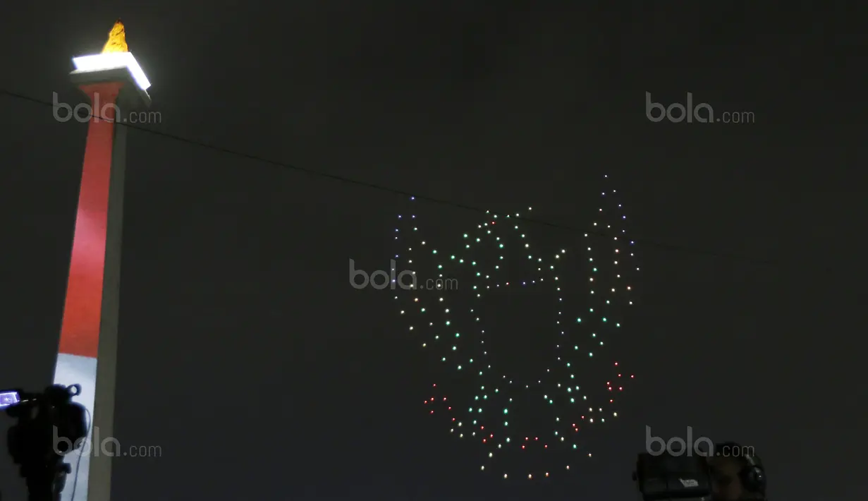 300 Drone membuat formasi lambang burung Garuda pada acara Countdown Asian Games 2018 di Silang Monas, Jakarta, (18/8/2017), Asian Games 2018 memiliki tema Energy Of Asia. (Bola.com/Nicklas Hanoatubun)