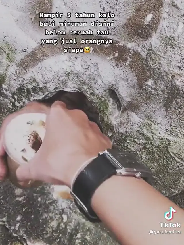 Jualan Es Lewat Lubang Tembok