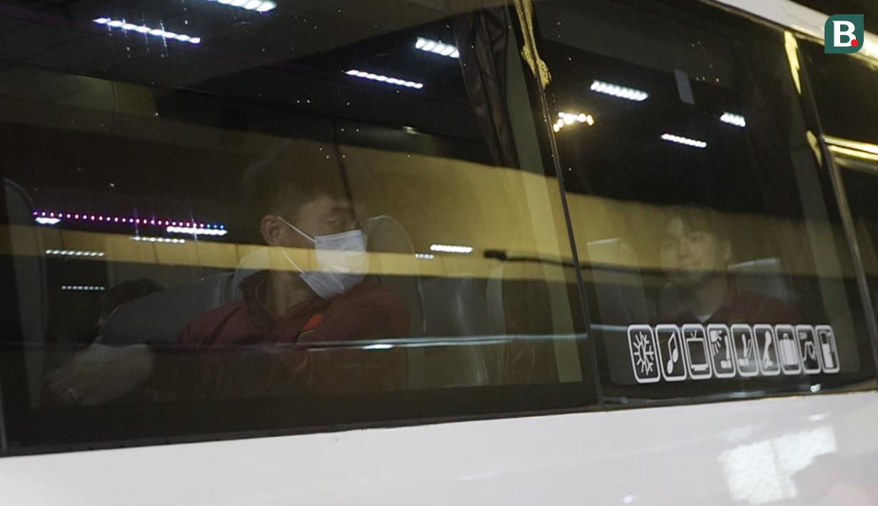 Pemain Timnas China berada di dalam bus meninggalkan Terminal 3 Bandara Soekarno-Hatta, tangerang, Senin (2/6/2025). (Bola.com/M Iqbal Ichsan)