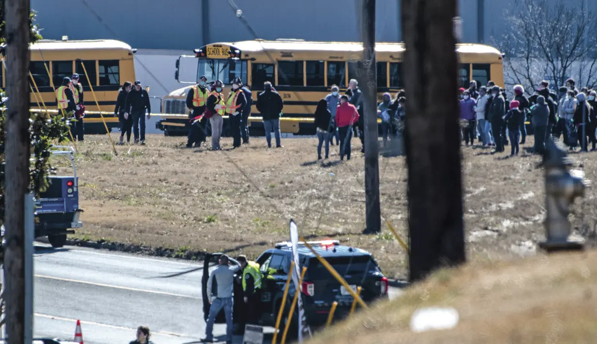 Karyawan berkumpul menyusul kebocoran nitrogen cair yang menewaskan enam orang di luar situs Foundation Food Group di Gainesville, Ga., Kamis (28/1/2021). Insiden ini terjadi di sebuah pabrik yang melakukan penjagalan pengolahan hingga pengemasan unggas. (AP Photo / John Bazemore)