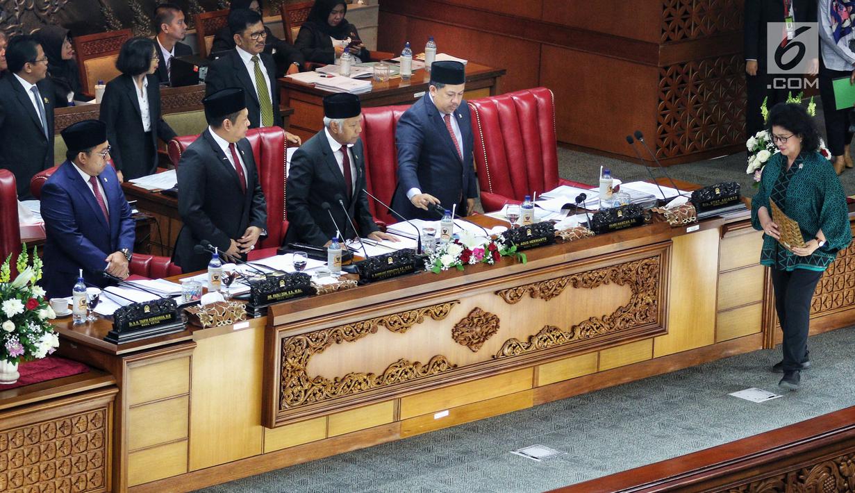 Menteri Kesehatan Nina Moelok menghampiri Pimpinan DPR saat Rapat Paripurna di Kompleks Parlemen, Senayan, Jakarta, Rabu (13/2). Agenda utama rapat untuk pengambilan keputusan terhadap RUU Kebidanan. (Liputan6.com/JohanTallo)