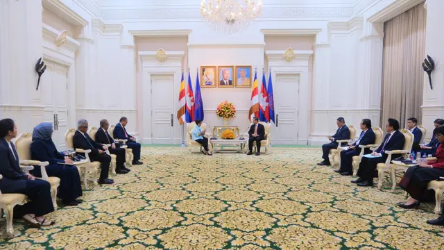Menlu RI Retno Marsudi (kiri) dan Menlu Kamboja Sok Chenda Sophea melakukan pertemuan bilateral di Phnom Penh, Rabu (21/8/2024). (Dok. Kemlu RI)