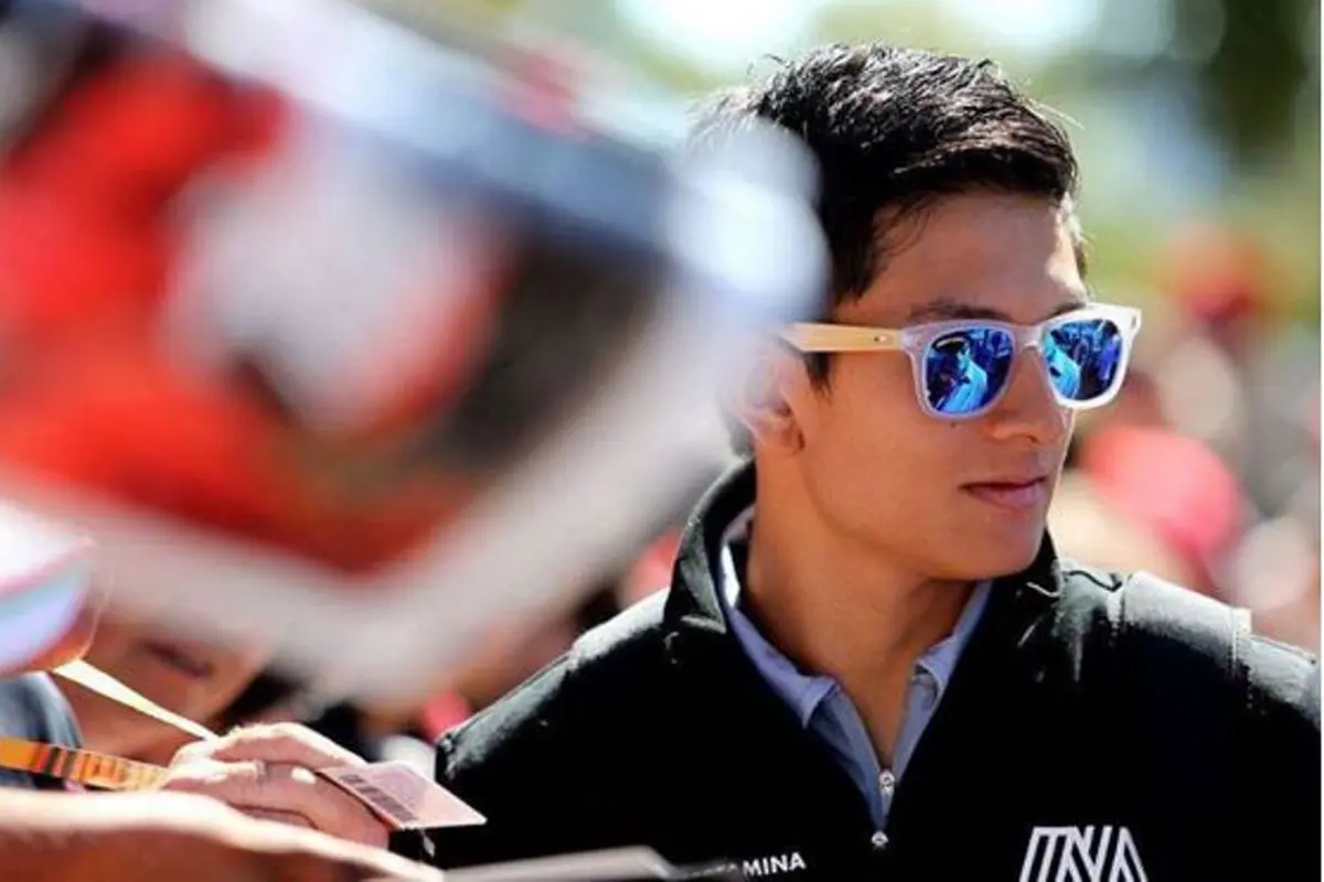 Berhenti di Lap 40, Menpora Semangati Rio di F1