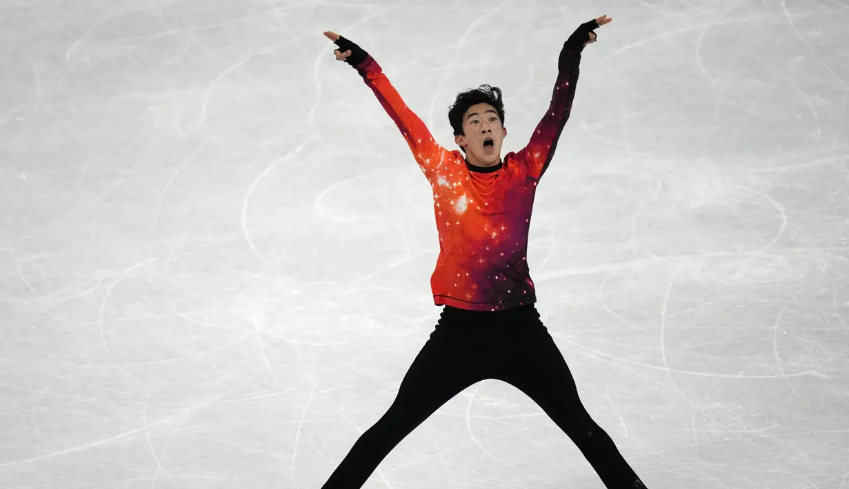 Nathan Chen, dari Amerika Serikat, berkompetisi dalam katagori skate bebas putra selama acara figure skating di Olimpiade Musim Dingin 2022, di Beijing, Kamis (10/2/2022). (AP Photo/Jeff Roberson)