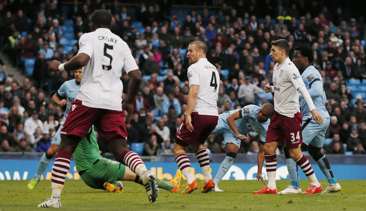 Gol! Fernandinho menjadi pahlawan kemenangan City berkat golnya jelang laga usai. (Reuters/Phil Noble Livepic)