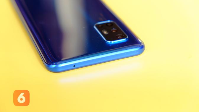 Tampilan sisi atas Vivo V19 (Liputan6.com/ Agustin Setyo W)