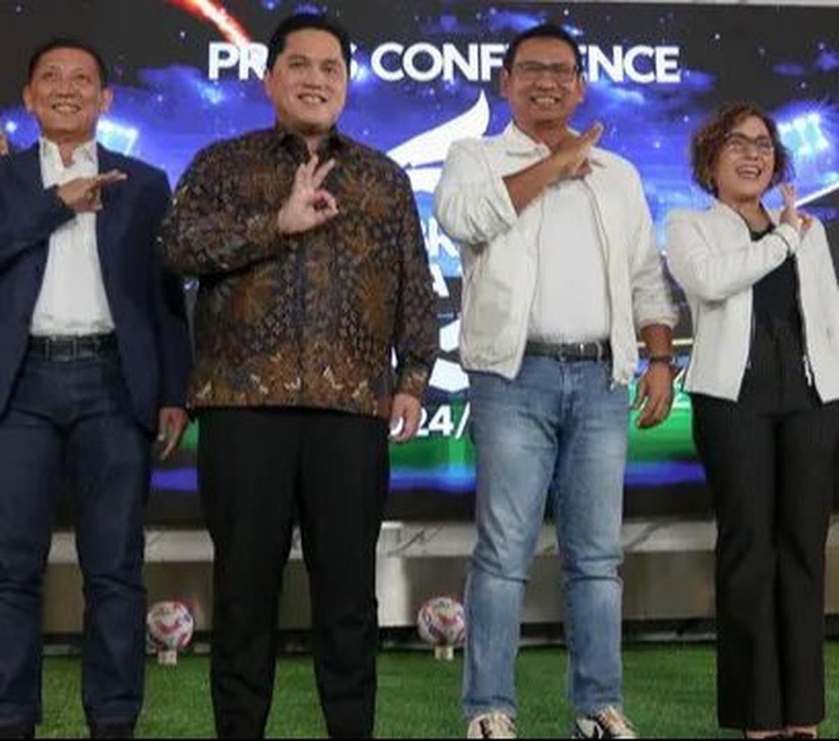 Dari kiri-kanan: Direktur Utama PT Liga Indonesia Baru (LIB) Ferry Paulus bersama Ketua Umum Persatuan Sepakbola Seluruh Indonesia (PSSI) Erick Thohir, Wakil Direktur Utama PT Bank Rakyat Indonesia (Persero) Tbk Catur Budi Harto dan Direktur Surya Citra M
