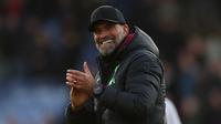 Jurgen Klopp berselebrasi di lapangan setelah pertandingan sepak bola Liga Premier Inggris antara Crystal Palace dan Liverpool di Selhurst Park, London selatan, 9 Desember 2023. Liverpool memenangkan pertandingan dengan skor 2-1. (Adrian DENNIS/AFP)