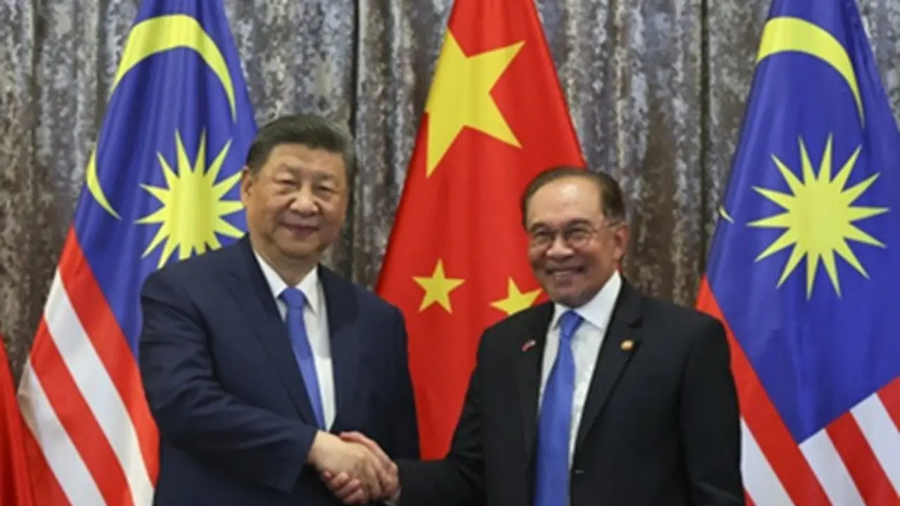 Presiden China Xi Jinping dan Perdana Menteri Malaysia Anwar Ibrahim saat bertemu di Istana Negara, Kuala Lumpur, Rabu (16/4/2025).