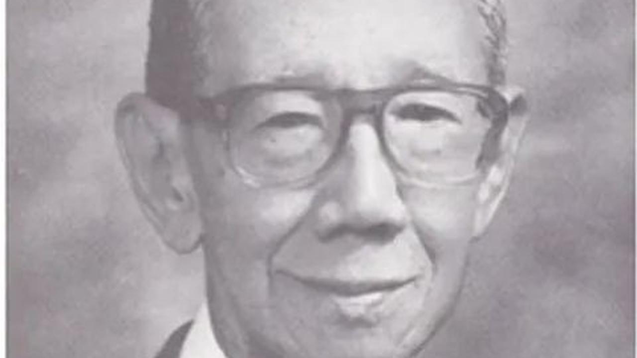 Dia adalah, Soemitro Djojohadikoesoemo. Seorang anak berasal dari keluarga ningrat Jawa. Putra sulung dari Raden Mas Margono Djojohadikusumo.<br>