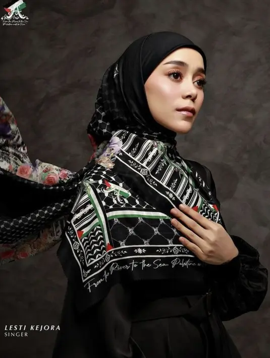 Lesti Kejora juga terlihat bold dengan hujab hitam yang menawan. Ia terlihat begitu anggun dengan paduan makeup bernuansa champagne.  [Foto: Instagram.com/ayudyahandari]