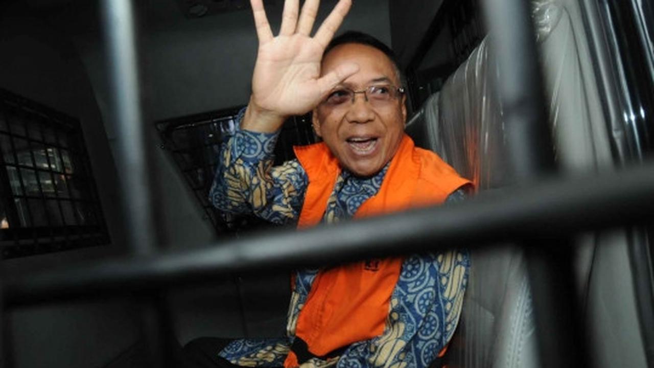 Keluar dari KPK, Jero Wacik tebar senyuman usai diperiksa