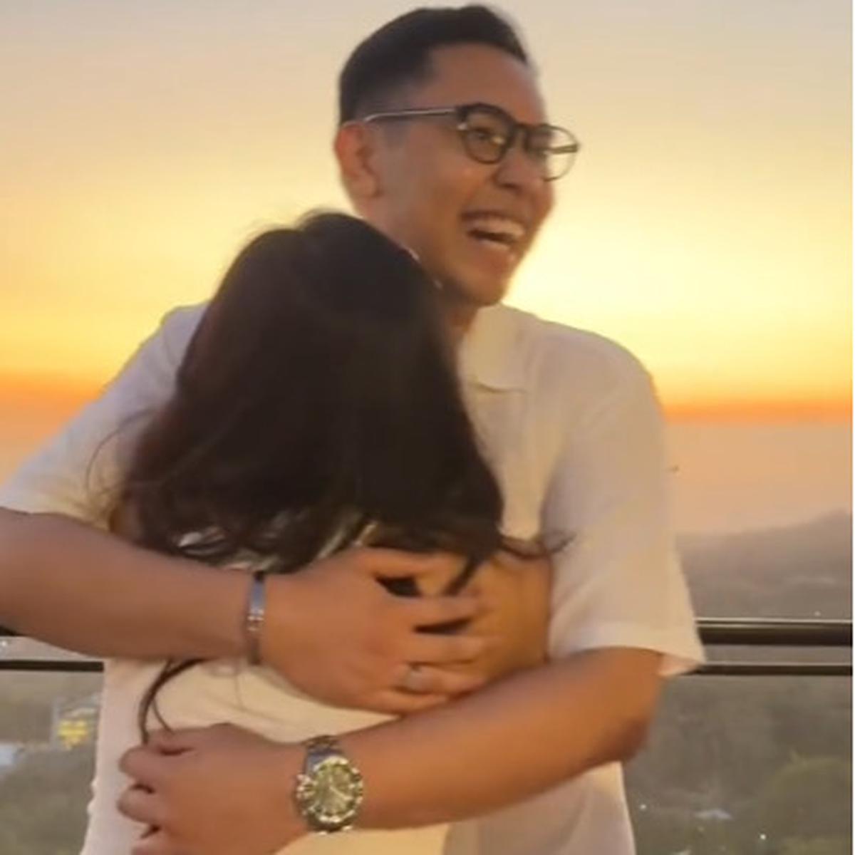 Awalnya Mengira Foto Berdua Biasa, Momen Romantis Pria Lamar Kekasihnya Ini Curi Perhatian