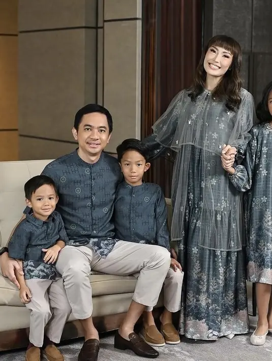 Pose dari keluarga Ayu Dewi memancarkan kehangatan dengan gandengan dan rangkulan orang tua terhadap anaknya. Proposisi dengan ada yang berdidi dan duduk menjadikan foto ini nampak sempurna. Senyum yang mempesona  juga memperkaya foto ini dengan kebahagiaan di hari raya. (Foto: Instagram/@mrsayudewi x @geulis.id)