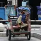 Tukang becak menunggu penumpang di kawasan Jalan Malioboro, Yogyakarta, Minggu (10/10/2021). Wisatawan yang berkunjung di kawasan wisata Yogyakarta wajib mematuhi dan menerapkan protokol kesehatan karena Daerah Istimewa Yogyakarta masih berstatus PPKM level 3. (Liputan6.com/Helmi Fithriansyah)