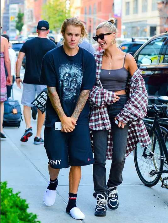 Justin Bieber pun menjawab dengan memperlihatkan sebuah buku dengan judul "The Meaning of Marriage". (instagram/justinbiebertrackerrr)