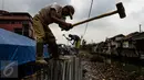 Pekerja menggarap pemasangan turap di kawasan Kali Roxy, Jakarta, Senin (14/11). Pemasangan dinding turap tersebut guna mengantisipasi luapan air kali saat musim penghujan. (Liputan6.com/Faizal Fanani)