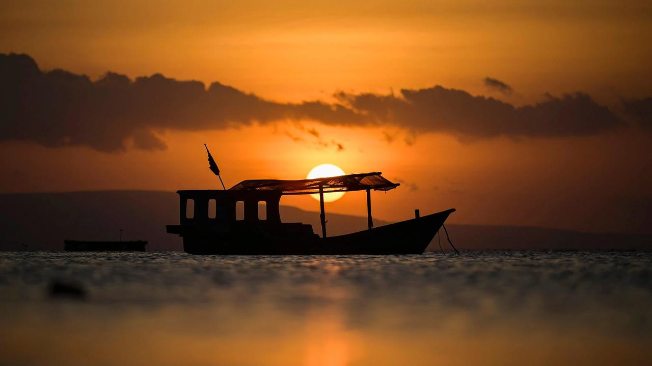 FOTO: Senja Pantai Walakiri Memikat Wisatawan di Sumba Timur