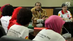 Wakil Ketua DPD yang juga Ketua Umum STI Nono Sampono (tengah), bersama bersama Ketua Panitia peringatan World Taiji (Taichi) dan Qigong Day (WTQD) 2018 Wirawati Hartawan (kanan) memberi keterangan pers di Jakarta (23/4). (Liputan6.com/JohanTallo)