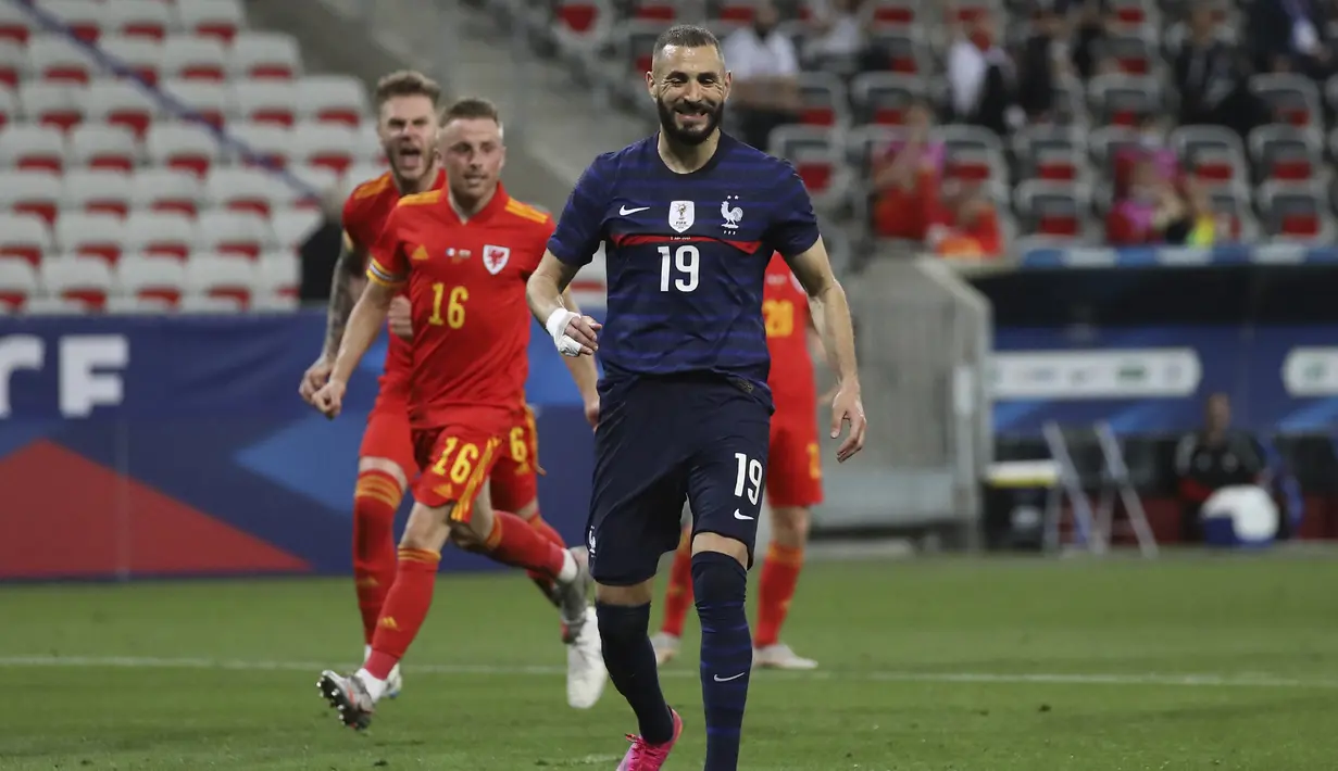 Ekspresi kecewa striker Prancis, Karim Benzema usai gagal mencetak gol ke gawang Wales lewat eksekusi penalti dalam laga uji coba menjelang berlangsungnya Euro 2020 di Allianz Riviera Stadium, Nice, Rabu (2/6/2021). Prancis menang 3-0 atas Wales. (AP/Daniel Cole)
