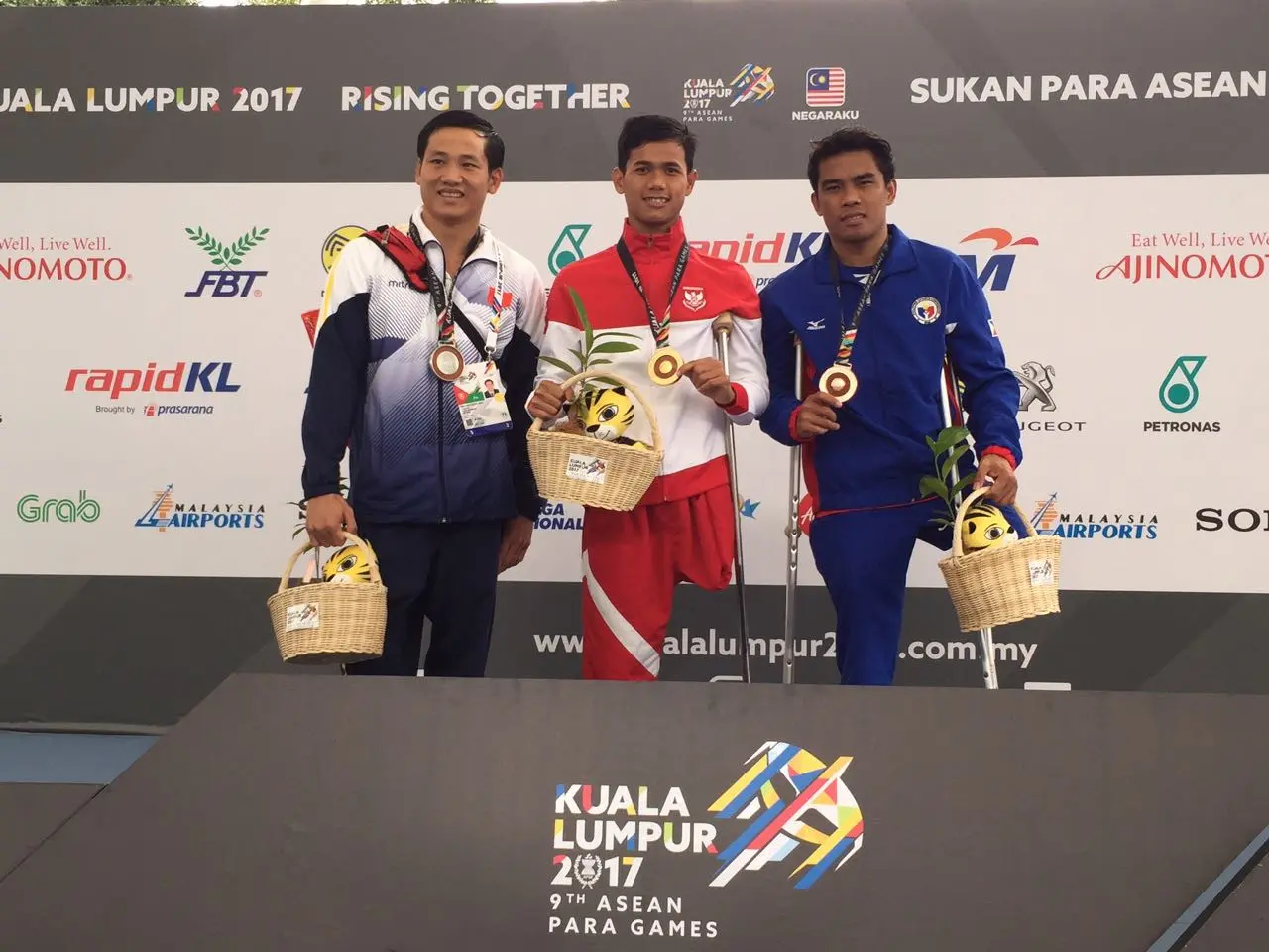 Perenang Indonesia, Jendi Panggabean (tengah), saat di podium ASEA Para Games 2017. (Istimewa)