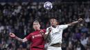 Pemain Liverpol, Darwin Nunez (kiri) berebut bola dengan pemain Real Madrid, Eder Militao pada laga 16 besar Liga Champions 2022/2023 yang berlangsung di Santiago Bernabeu, Madrid, Spanyol, Kamis (16/03/2023) WIB. Laga dimenangkan oleh Real Madrid dengan skor 1-0. (AP Photo/Manu Fernandez)