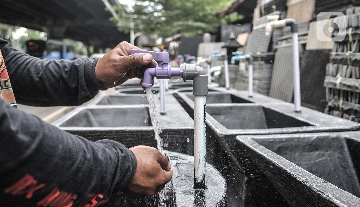 Awan mencoba salah satu wastafel batu alam yang dijajakan di Jakarta, Rabu (15/7/2020). Dalam sehari Awan (30) mampu membuat 10 buah wastafel batu alam yang dibanderol mulai dari Rp250 ribu hingga Rp1,5 juta per buah tergantung model, ukuran dan jenis bahan yang digunakan (merdeka.com/Iqbal Nurgoho)