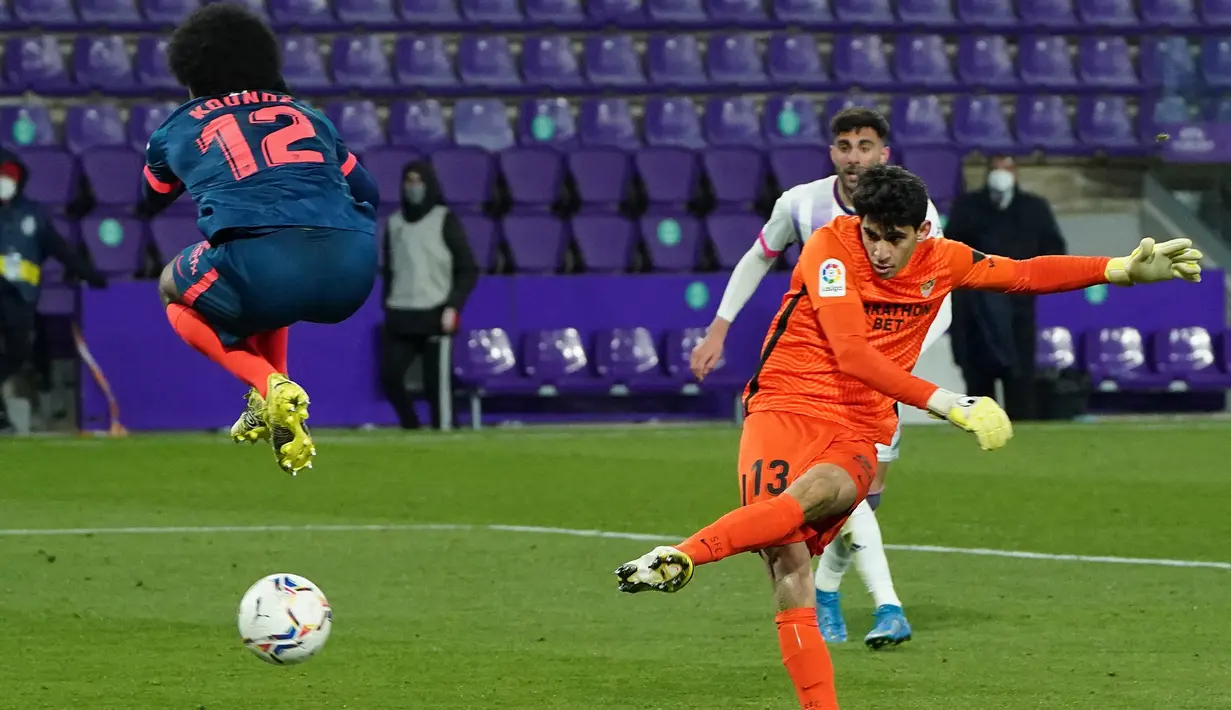 Kiper Sevilla, Yassine Bounou Bono melepaskan tendangan yang berbuah gol penyeimbang 1-1 ke gawang Real Valladolid dalam laga lanjutan Liga Spanyol 2020/2021 pekan ke-28 di Jose Zorrilla Stadium, Valladolid, Sabtu (20/3/2021). Sevilla bermain imbang 1-1 dengan Valladolid. (AFP/Cesar Manso)