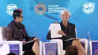 Managing Director IMF Christine Lagarde (kanan) saat menjadi pembicara dalam pertemuan tahunan IMF-Bank Dunia di Bali, Selasa (9/10). Pertemuan membahas pemberdayan perempuan di dunia kerja. (Liputan6.com/Angga Yuniar)