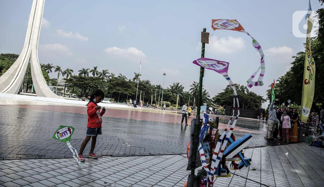 Anak-anak bermain saat berwisata di Taman Mini Indonesia Indah (TMII), Jakarta, Sabtu (15/5/2021). Banyak warga memilih berwisata ke TMII untuk menghabiskan waktu libur Lebaran. (Liputan6.com/Faizal Fanani)