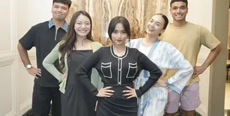 Melihat beberapa ide outfit bukber ala Fuji. Dalam beberapa kesempatan, Fuji memperlihatkan kebersamaannya bersama orang-orang terkasihnya. Di foto ini, Fuji tampil mengenakan atasan lengan panjang berwarna hitam dengan rok dengan panjang asimetris, yang sama-sama berwarna hitam. [Foto: Instagram/violenziajean]