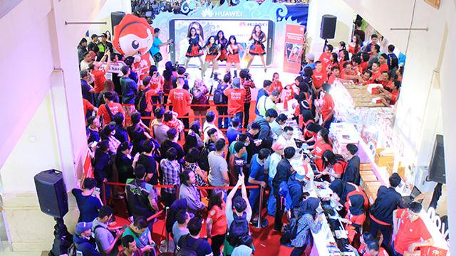 Ribuan Orang Serbu ITC Roxy Mas dan Rela Mengantri Panjang ...