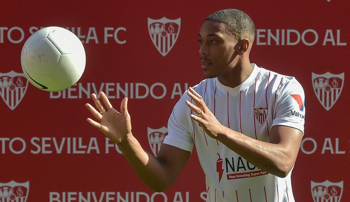 Sevilla baru saja mendatangkan striker Manchester United Anthony Martial untuk memperkuat skuat mereka di Liga Spanyol. Sebelum Martial, mereka juga pernah mendatangkan beberapa pemain dari Liga Inggris. Siapa saja? Yuk disimak ulasannya.(AFP/Cristina Quicler)