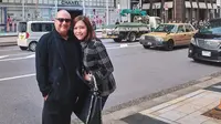 Maia Estianty dan Irwan Mussry saat jalan-jalan di Ginza, Tokyo. (dok. Instagram @maiaestiantyreal/https://www.instagram.com/p/BuVWdXzlLto/Putu Elmira)