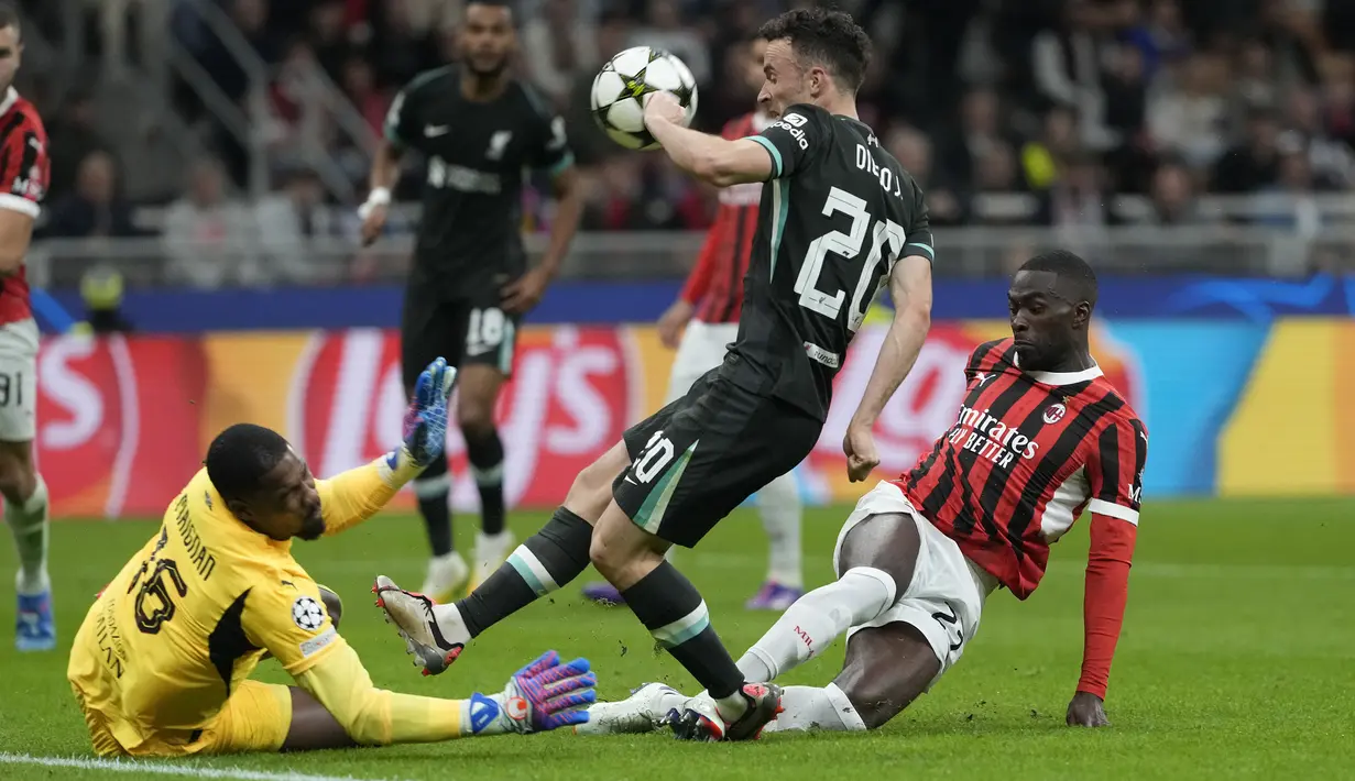 Maignan mengalami cedera setelah berusaha membendung gerakan Diogo Jota di dalam kotak penalti. Ia sebenarnya berhasil mementahkan bola dari pemain portugal tersebut. Tetapi, kaki rekannya, Fikayo Tomori, yang juga ikut berusaha merebut Diogo Jota, malah mengenai paha sang kiper. (AP Photo/Luca Bruno)