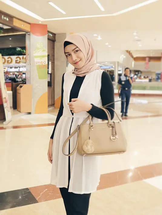 Dalam instagramnya, pemeran Siti Aldona dalam sinetron ABG Jadi Manten itu terlihat berbeda. Ibu satu anak itu tampil dengan mengenakan hijabnya. (Instagram/melodyprima)