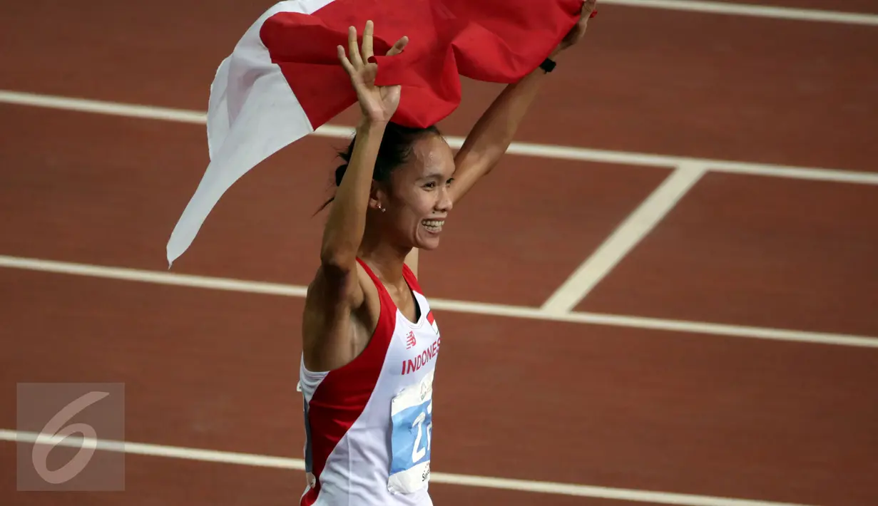 Atlet Indonesia, Rini Budiarti melakukan selebrasi usai finish pertama lari halang rintang 3.000 meter SEA Games ke-28 di National Stadium, Singapura, (12/6/2015). Rini mencatat waktu 10 menit 20,40 detik. (Liputan6.com/Helmi Fithriansyah)