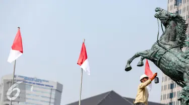 Petugas konservasi melakukan perawatan patung Arjuna Wijaya atau Asta Brata di depan Gedung Kemenpar, Jakarta, Jumat (12/8). Perawatan dilakukan untuk mempercantik Ibu Kota jelang HUT Kemerdekaan RI 17 Agustus mendatang. (Liputan6.com/Faizal Fanani)