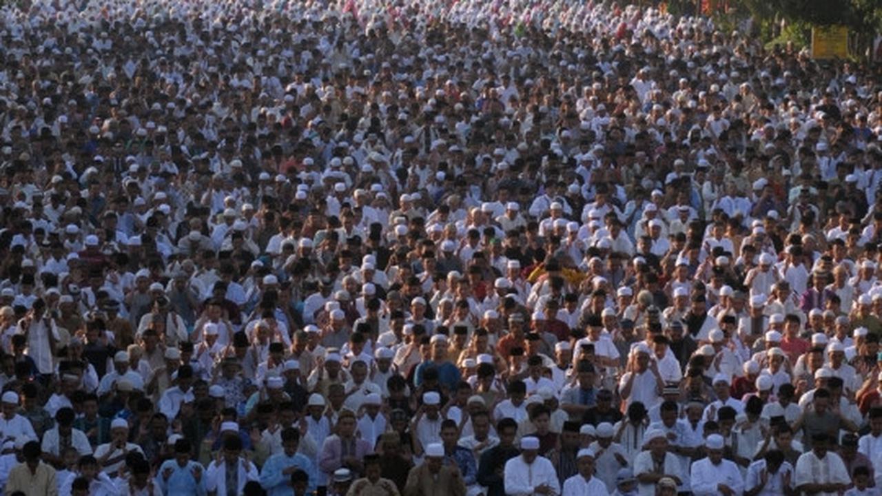Ribuan warga Jatinegara gelar Salat Id di jalan raya