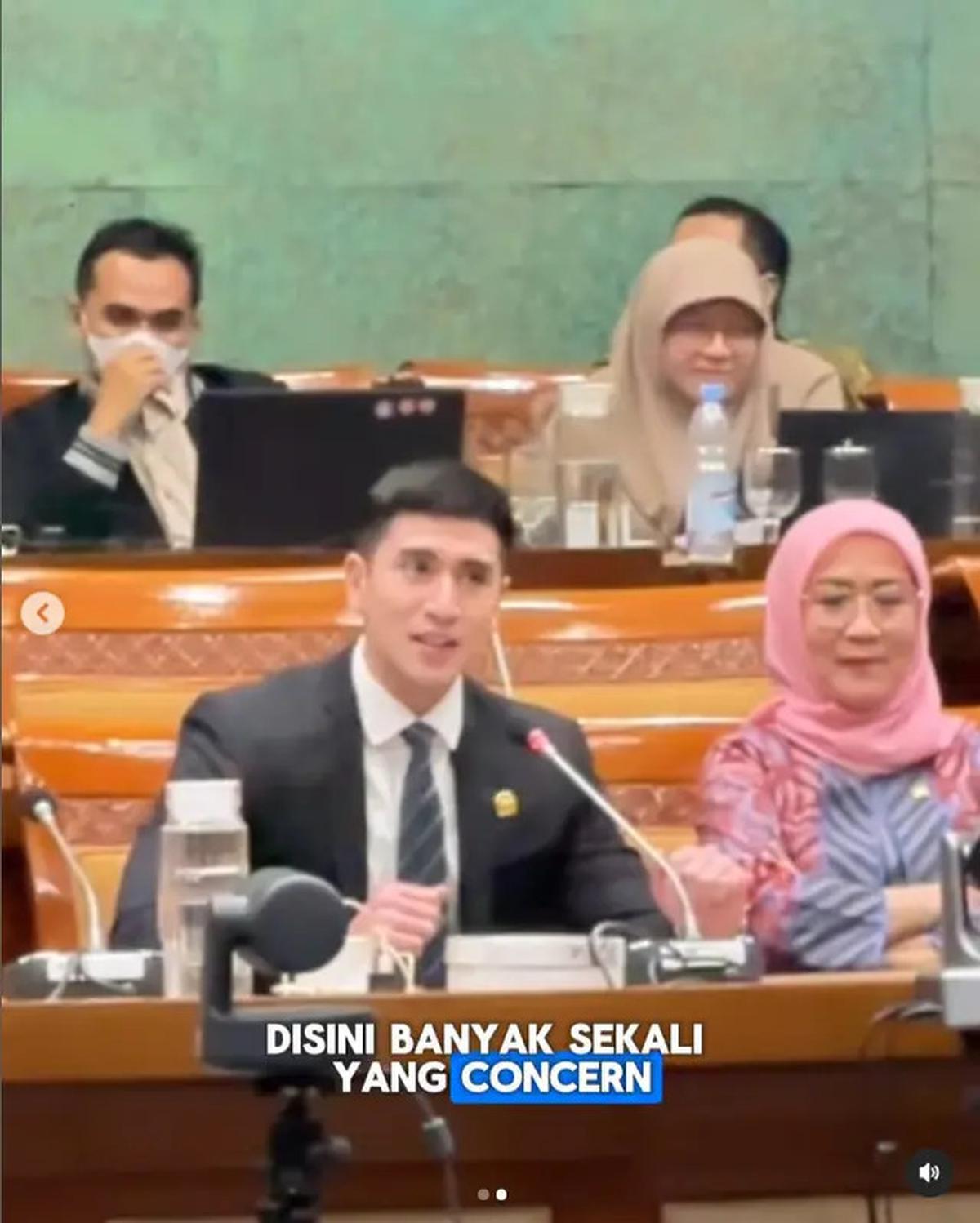 6 Potret Verrell Bramasta di Komisi X DPR RI, Public Speaking ketika Rapat Dipuji