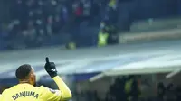 Pemain Villarreal Arnaut Danjuma melakukan selebrasi setelah mencetak gol pada pertandingan Grup F Liga Champions di Bergamo, Italia, Jumat (1/12/2021). Arnaut Danjuma mencetak dua gol dan mengantar Villarreal mengalahkan tuan rumah Atalanta dengan skor 3-2. (Spada/LaPresse via AP)