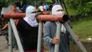 Para demonstran anti-pemerintah membawa mortir besar rakitan di kota Masaya, Nikaragua (5/6). Telah terjadi aksi demonstrasi dan kerusuhan di negara Nikaragua. (AFP/Inti Ocon)