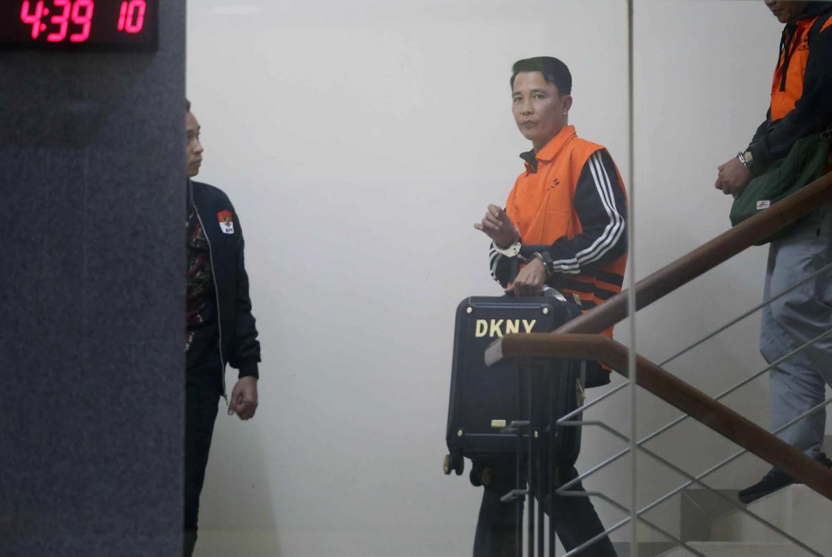 FOTO: KPK Tahan Bupati Rejang Lebong Usai Terjaring OTT