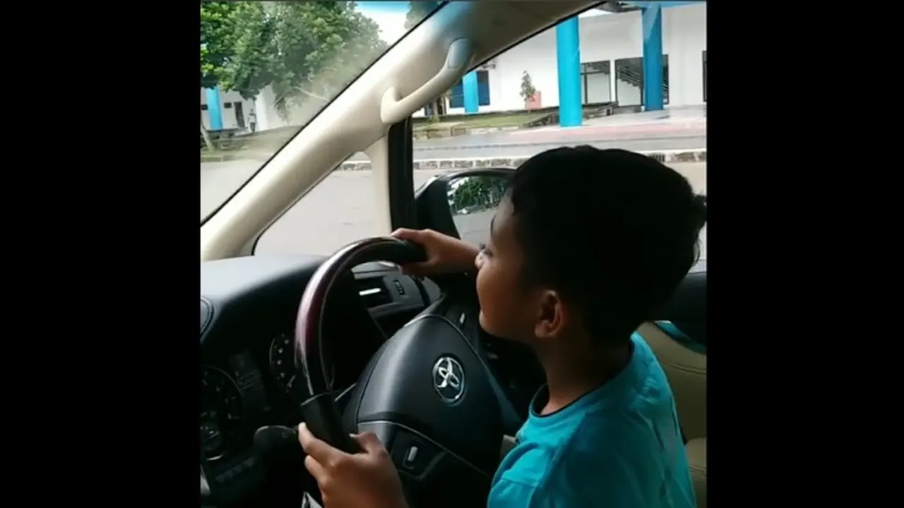 Bocah Belajar Naik Mobil Pakai Toyota Alphard.