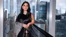 Isha Ambani pernah menghadiri Met Gala dengan sari mewah berwarna hitam. Penampilannya ini mencuri perhatian, tidak hanya karena sari sarin yang dikenakannya berwarna hitam dengan butiran kristal dan mutiara yang menghiasi keseluruhan sarinya, tapi juga tas Chanel ikonis yang dibawanya. [Foto: Instagram/thediamondtalk]