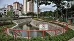 Warga saat berkunjung ke Taman Biotrans di Jalan Suprapto, Cempaka Putih, Jakarta, Minggu (19/12/2021). Gubernur DKI Jakarta Anies Baswedan meresmikan Taman Biotrans yang merupakan kombinasi ruang terbuka hijau dan biru. (merdeka.com/Iqbal S. Nugroho)