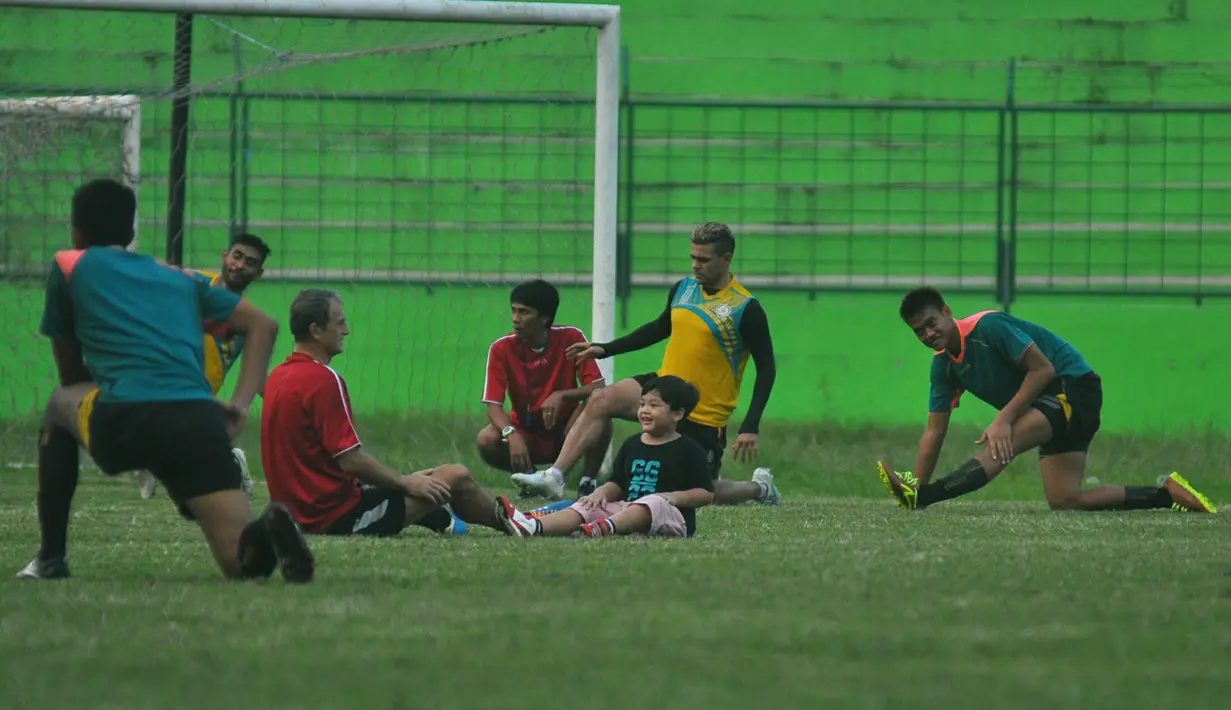 Bahkan di penghujung latihan, pelatih Milomir Seslija, meminta putra Hamka Hamzah, yang bernama Gavin, untuk memimpin sesi pendinginan. (Bola.com/Vitalis Yogi Trisna)