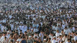 Pelaksanaan salat Idul Fitri berlangsung tertib serta penuh kekhidmatan. Tampak dalam foto, ribuan umat muslim Muhammadiyah melakukan salat Idul Fitri 1447 Hijriah di Lapangan Sempur, Kota Bogor, Jawa Barat, Jumat (20/3/2026).(merdeka.com/Arie Basuki)