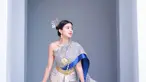 Mengenakan Chut Thai, pakaian tradisional Thailand ini membuat Ghea Youbi bak warga lokal. Pakaian ikonik ini memang kerap jadi pilihan seleb dunia saat berkunjung ke kuil Wat Arun di Thailand. (Lipitan6.com/IG@gheayoubi)