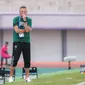 Pelatih Persebaya Surabaya, Josep Gombau Balague mengamati laga lanjutan BRI Liga 1 2023/2024 antara Dewa United melawan Persebaya Surabaya di Indomilk Arena, Tangerang, Sabtu (30/09/2023). (Bola.com/Bagaskara Lazuardi)